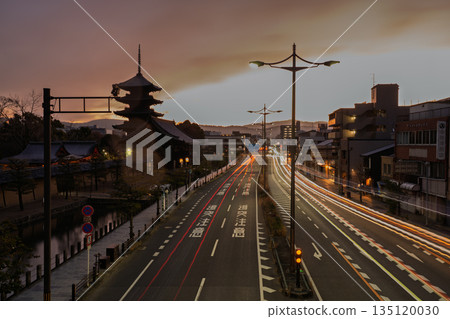 京都市南區等待黎明的東寺五層寶塔 京都市南區等待黎明的東寺五層寶塔 135120030