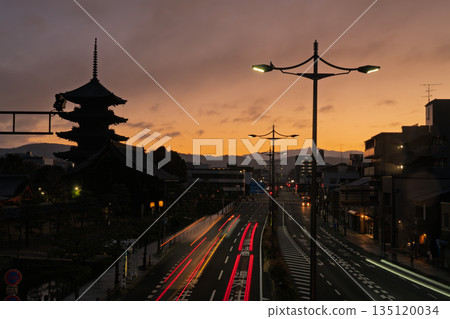 京都市南區等待黎明的東寺五層寶塔 135120034