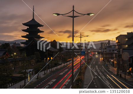 京都市南區等待黎明的東寺五層寶塔 135120038