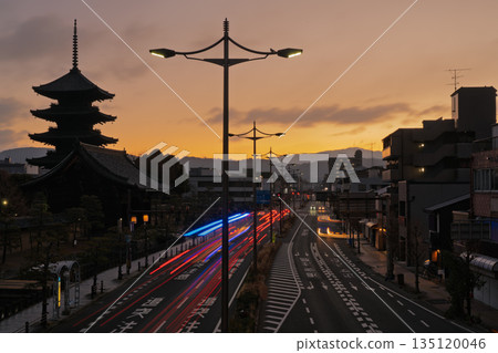 京都市南區等待黎明的東寺五層寶塔 135120046