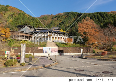 石川縣白山市獅子久公園的秋景 135120373