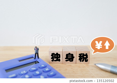 An image showing the social insurance and tax burden on single people. 135120502