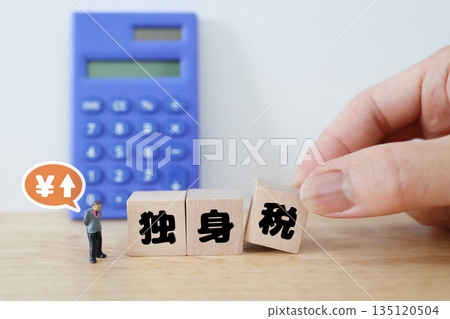 一張顯示單身人士社會保險和稅負的圖片。 135120504