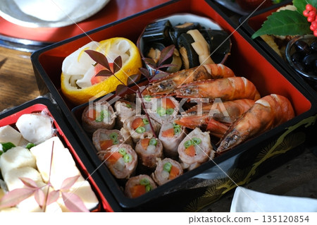 新年菜餚盛放在桌上的多層托盤中 新年菜餚盛放在桌上的多層托盤中 135120854