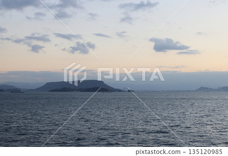 黃昏時的瀨戶內海，從小豆島渡輪上眺望備三瀨戶的屋島和大島，以及高松市 135120985