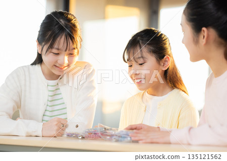 小學生放學後用貼紙簿交換貼紙，玩得不亦樂乎。 135121562