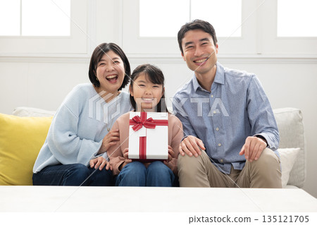 一家三口收到禮物，非常開心。 135121705