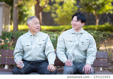年輕人和老年人都在休息 年輕人和老年人都在休息 135121933