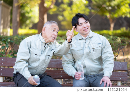 年輕人和老年人都在休息 年輕人和老年人都在休息 135121934