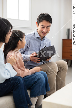 父親很高興收到女兒送的禮物。 135121953