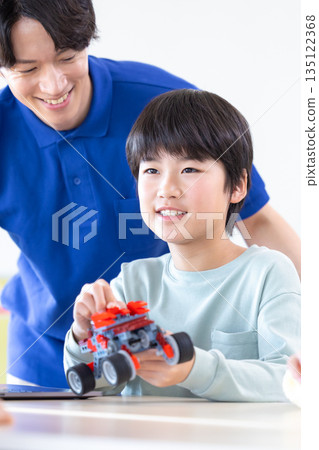 男孩在程式設計課學習 135122368