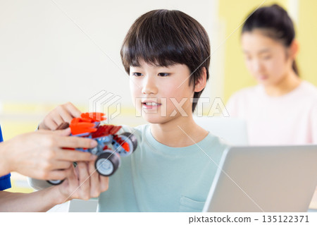 男孩在程式設計課學習 135122371
