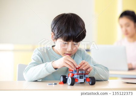 男孩在程式設計課學習 135122373