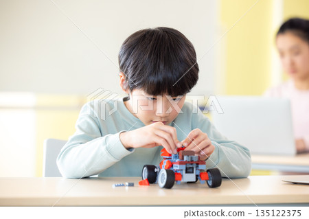 男孩在程式設計課學習 135122375