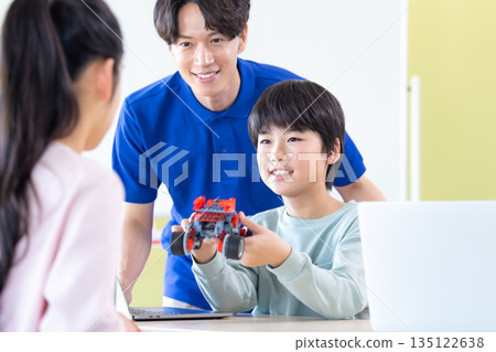 男孩在程式設計課學習 135122638