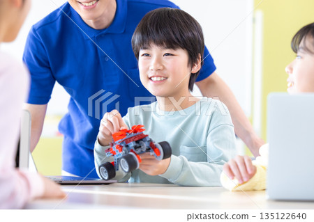 男孩在程式設計課學習 135122640