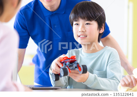 男孩在程式設計課學習 135122641