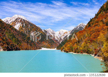 長野縣大町市平良-高瀨水壩調節湖的秋葉呈現出鮮豔的乳藍色,遠處是白雪皚皚的山峰,映襯著蔚藍的天空。 長野縣大町市平良-高瀨水壩調節湖的秋葉呈現出鮮豔的乳藍色,遠處是白雪皚皚的山峰,映襯著蔚藍的天空。 135122690