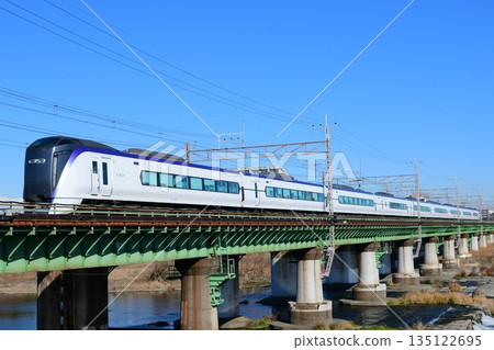 藍天之下，中央線E353系特快列車駛過多摩江。 135122695