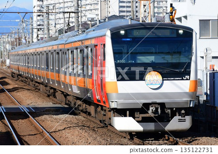 E233系列0系藍色660列車,為紀念五日市線開通100週年而特別塗裝,行駛於青梅線。 E233系列0系藍色660列車,為紀念五日市線開通100週年而特別塗裝,行駛於青梅線。 135122731