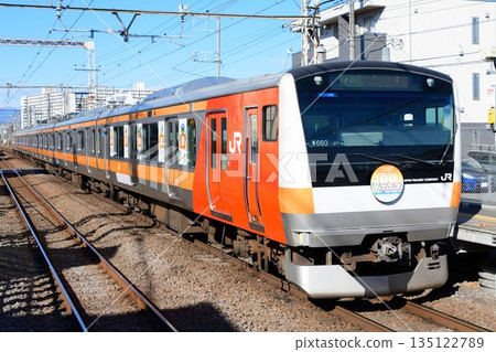 為紀念五日市線開通100週年而特別塗裝的E233系0系藍色660列車，位於青梅線內。 135122789