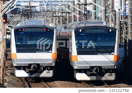 E233系列0系列藍色和T形編隊互相交錯而過 135122790