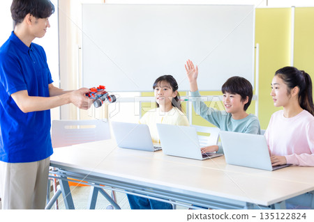 小學生正在學習程式設計課 135122824