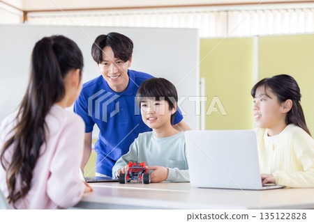 小學生正在學習程式設計課 135122828