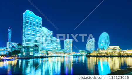 橫濱市燈火輝煌的港未來地區 135123036