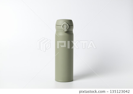 Water bottle, vacuum insulated mobile mug, white background Water bottle, vacuum insulated mobile mug, white background 135123042