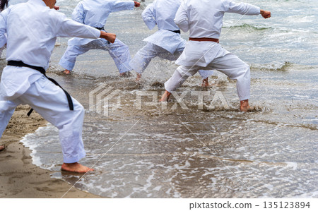 隆冬時節在海灘上進行空手道訓練 135123894