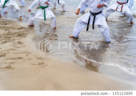 隆冬時節在海灘上進行空手道訓練 135123895