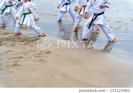 Karate training on the beach in the middle of winter 135123902