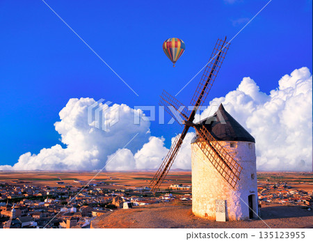 Beautiful windmill landscape in La Mancha 135123955