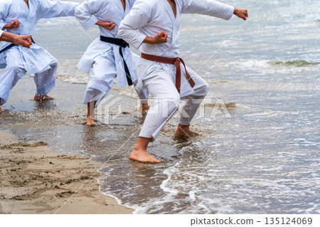 隆冬時節在海灘上進行空手道訓練 隆冬時節在海灘上進行空手道訓練 135124069