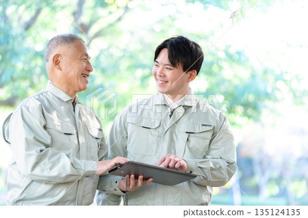 工程師們正在開會 135124135