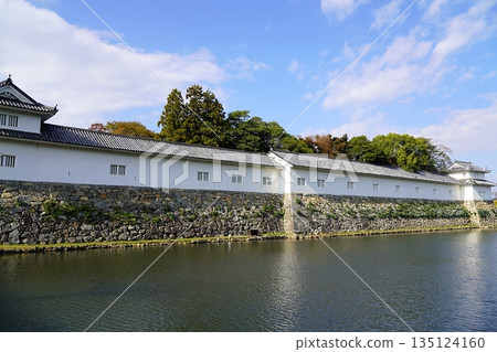 滋賀縣、彥根市、彥根城、澤口多門櫓塔、從澤口看到的凱國紀念館（深秋） 135124160