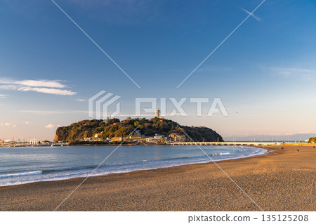 <<Kanagawa Prefecture>> Enoshima at dawn, Shonan Coast 135125208