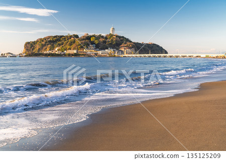 <<Kanagawa Prefecture>> Enoshima at dawn, Shonan Coast 135125209