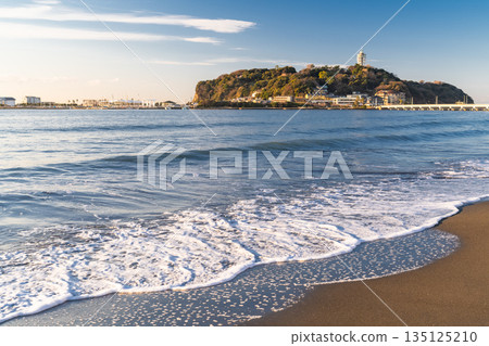 神奈川縣，湘南海岸的江之島，黎明時分 135125210