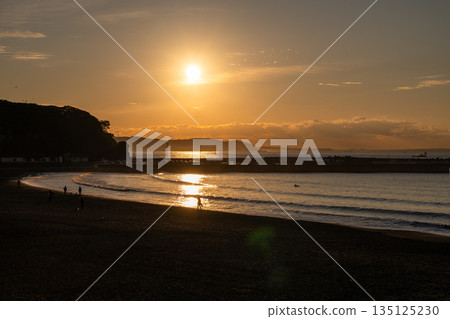神奈川縣湘南海岸的黎明，片瀨海岸 135125230