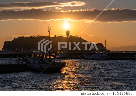 <神奈川縣>黃昏時的江之島，越江漁港 135125693