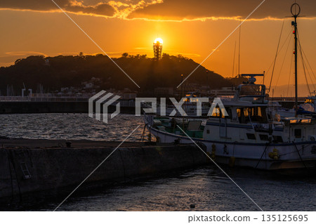 <神奈川縣>黃昏時的江之島，越江漁港 135125695