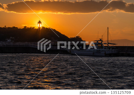 <神奈川縣>黃昏時的江之島，越江漁港 135125709