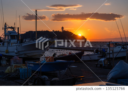 <神奈川縣>黃昏時的江之島，越江漁港 135125766