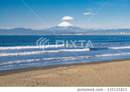 <Kanagawa Prefecture> Shonan Coast beach overlooking Mount Fuji 135125823