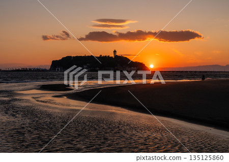 [神奈川縣]江之島/片瀨海岸黃昏的海灘 135125860