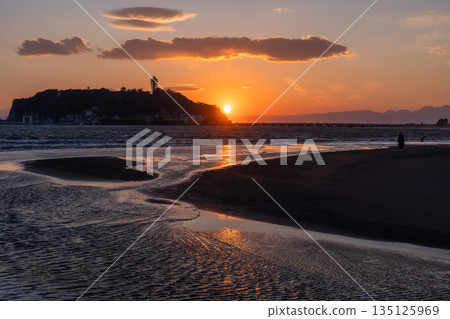 [神奈川縣]江之島/片瀨海岸黃昏的海灘 135125969