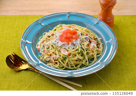Japanese-style pasta with fresh green seaweed, spaghetti with fresh green seaweed, sea lettuce, whitebait, canned tuna, smoked salmon, and crab sticks. 135126049