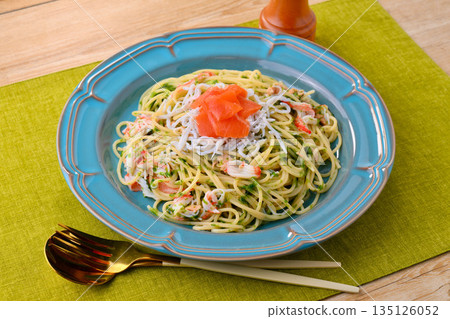 日式義大利麵配新鮮綠海帶、義大利麵配新鮮綠海帶、海萵苣、銀魚、罐裝鮪魚、煙燻鮭魚和蟹肉棒。 135126052